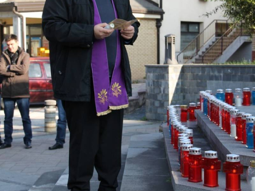 Povodom Svih svetih u Prozoru zapaljene svijeće za poginule i preminule branitelje