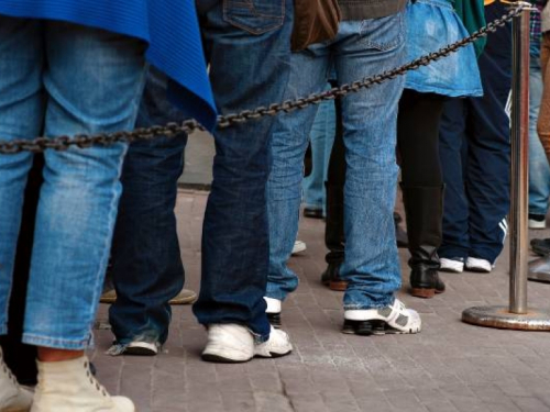 Čeka u redu i to dobro naplaćuje