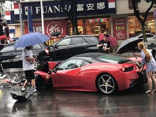 Kineskinja unajmila Ferrari i razbila ga nakon par metara