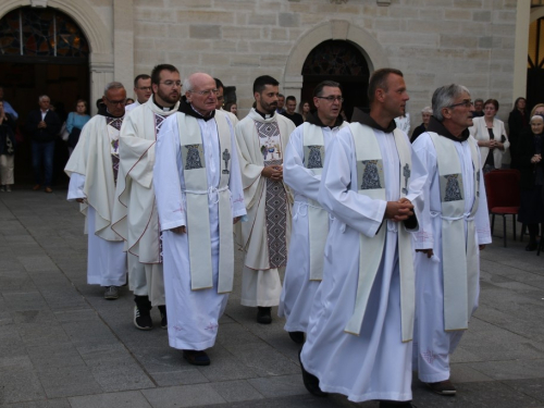 FOTO: Na Šćitu započela trodnevnica, Mladu misu slavio p. Marko Petričević