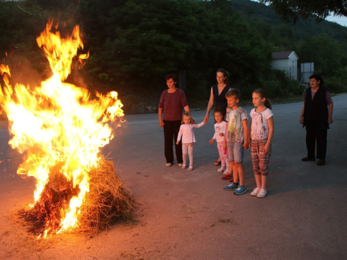 FOTO: Paljenjem svitnjaka Rama dočekuje sv. Ivu