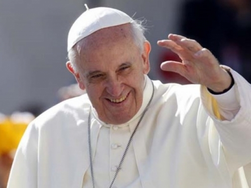 Papa beskućnike počastio večerom