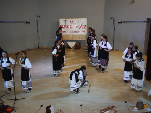 FOTO/VIDEO: Večer folklora u Prozoru