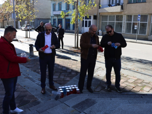 FOTO: Svi sveti - U Prozoru zapaljene svijeće za poginule i preminule branitelje