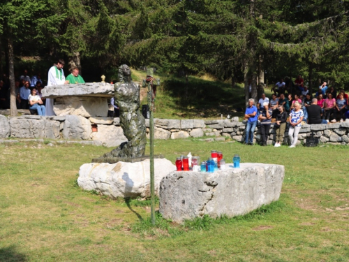 FOTO/VIDEO: Na Vranu služena sv. misa za poginule duvandžije