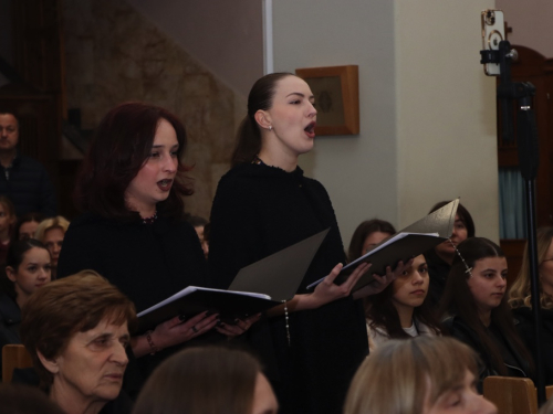 FOTO: Čuvarice pjesmom ispunile crkvu na Šćitu