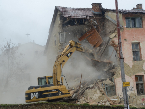 FOTO: Ruši se stara zgrada u Prozoru