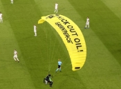 Na utakmicu Francuske i Njemačke sletio padobranac i poslao poruku