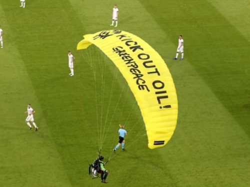 Na utakmicu Francuske i Njemačke sletio padobranac i poslao poruku