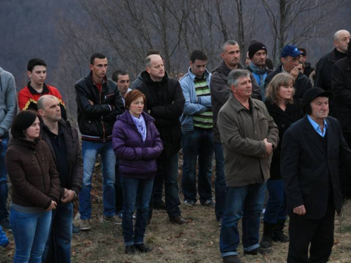 FOTO: Vlč. mr. Pero Brajko predvodio Križni put na Uzdolu