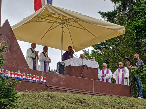 FOTO: Na Stipića livadi obilježena 32. godišnjica stradanja 39 hrvatskih civila i branitelja