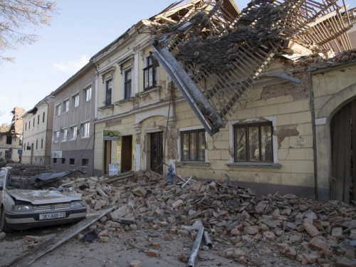 Veliki fotoizvještaj iz Petrinje: U samom centru gotovo nema zgrade koja nije razrušena