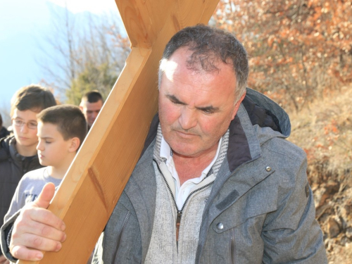 FOTO: Vlč. Stipo Knežević predvodio križni put na Uzdolu