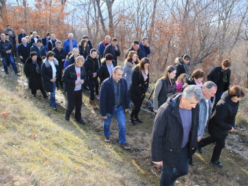 FOTO: Vlč. Stipo Knežević predvodio križni put na Uzdolu