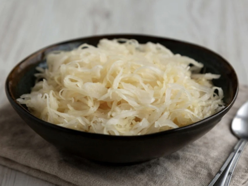Najbolja salata od kiselog kupusa: ovaj sastojak treba unaprijed posoliti i lagano stisnuti