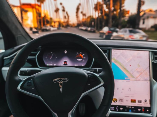 Prodaja Tesle u Njemačkoj pala nakon što je Musk dao podršku krajnjoj desnici