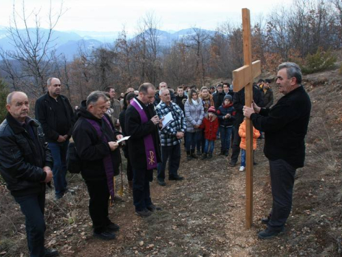 FOTO: Vlč. mr. Pero Brajko predvodio Križni put na Uzdolu