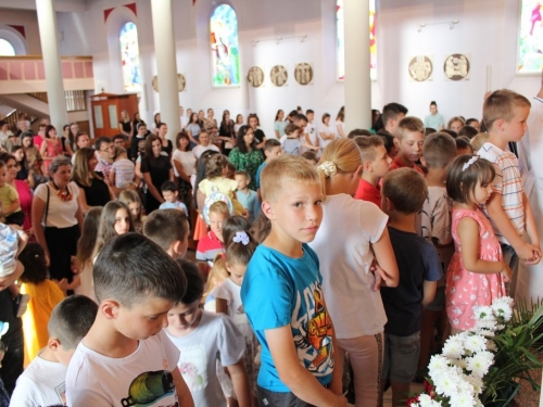 FOTO: 16. festival duhovne glazbe ''Djeca pjevaju Isusu'' u župi Prozor