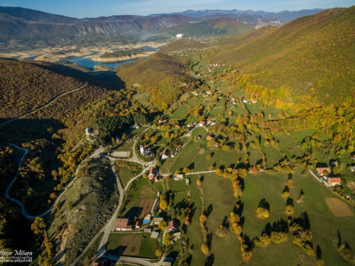 FOTO/VIDEO: Orašac u bojama jeseni