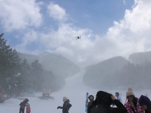 FOTO/VIDEO: Izletnici na Blidinju uživaju u snijegu - pogledajte snimke iz zraka