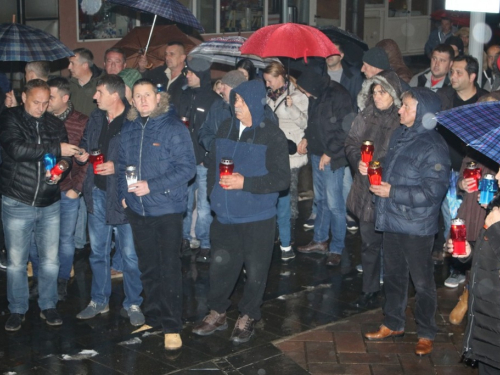 FOTO: U Prozoru zapaljene svijeće za tragično preminulog generala Slobodana Praljka