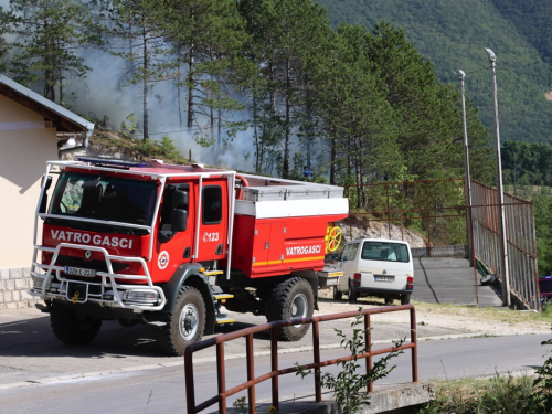 VIDEO/FOTO: Požar u Podboru - Vatrogasci nemoćni, borovina gori nekontrolirano