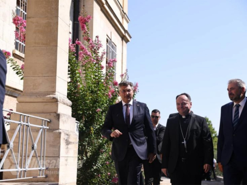 Andrej Plenković stigao u Mostar, prvo sastanak s biskupom Palićem onda s Čovićem