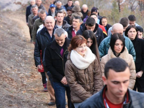 FOTO: Vlč. mr. Pero Brajko predvodio Križni put na Uzdolu