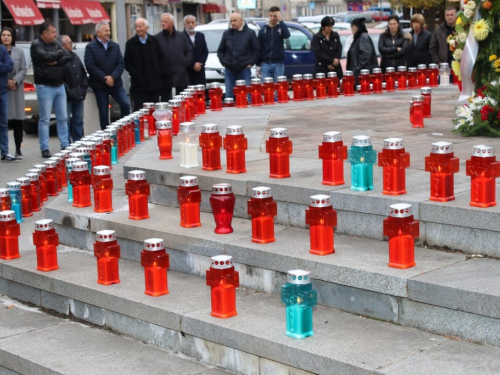 FOTO: Povodom Svih svetih u Prozoru zapaljene svijeće za poginule i preminule branitelje