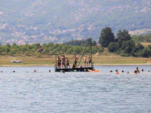 FOTO/VIDEO: Ramci spas od vrućina pronašli na Ramskom jezeru