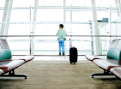 Dječak ostavljen sam na aerodromu, roditelji uhićeni