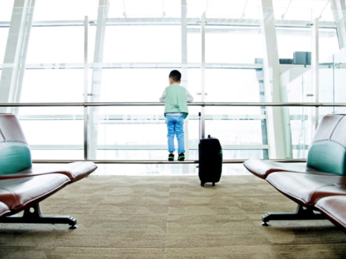 Dječak ostavljen sam na aerodromu, roditelji uhićeni