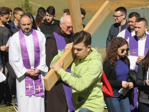 FOTO/VIDEO: Nadbiskupijski križni put mladih na Šćitu