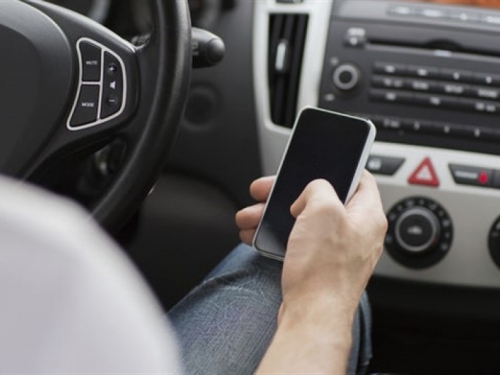 Znate li koliku kaznu plaćate ako tipkate na mobitel za vrijeme vožnje?