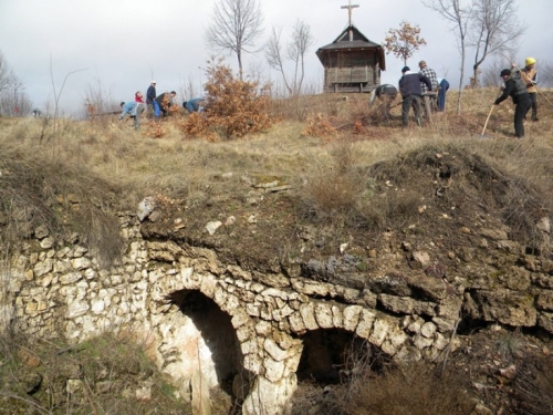 FOTO: Očišćen Gradac, Vrdol i svećenički grob u župi Uzdol