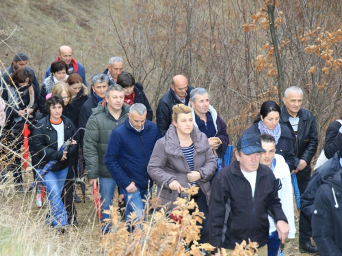 FOTO: Fra Andrija Jozić predvodio križni put na Uzdolu