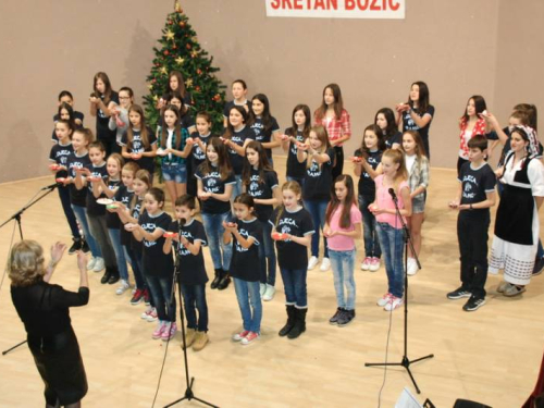 FOTO: Božićna priredba OŠ Marka Marulića Prozor