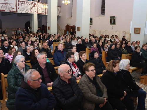 FOTO: Čuvarice pjesmom ispunile crkvu na Šćitu
