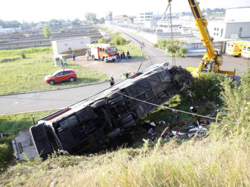 Njemačka: Devet osoba poginulo u stravičnom sudaru čak tri autobusa!