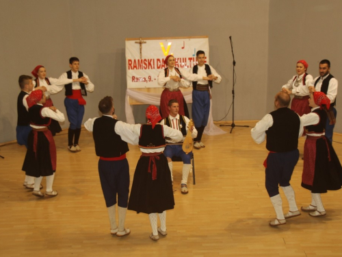 FOTO/VIDEO: Večer folklora u Prozoru