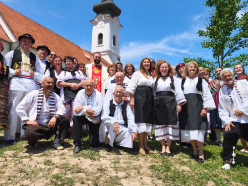 Mlada misa o. Davida Grbeša: Sin obitelji s četiri duhovna zvanja proslavio svoj veliki dan
