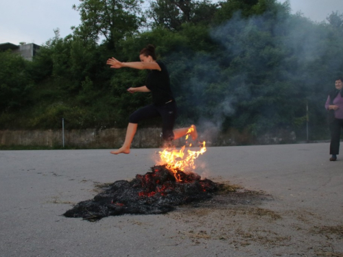 FOTO: Paljenjem svitnjaka Rama dočekuje sv. Ivu