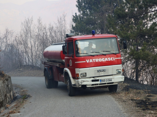 FOTO/VIDEO: Ugašen požar koji je prijetio objektu HE Rama