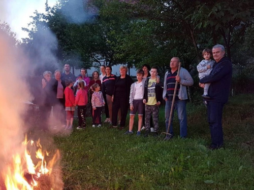 FOTO: Paljenjem svitnjaka Rama dočekuje sv. Ivu