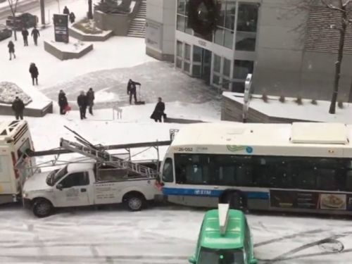 Snježna oluja u Montrealu prouzročila kaos u gradskom prometu