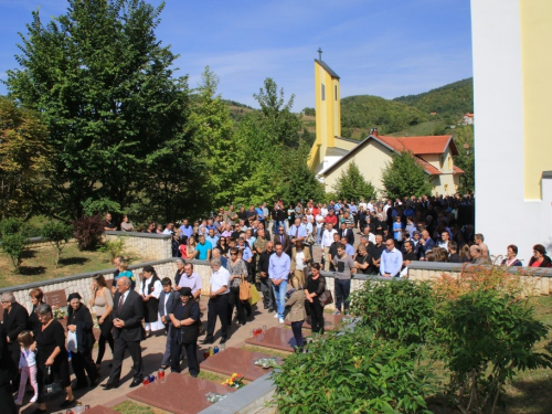 FOTO/VIDEO: Na Uzdolu obilježena 22. obljetnica stravičnog pokolja nad Hrvatima