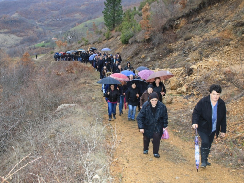 FOTO: Vlč. Ljubo Zadrić predvodio križni put na Uzdolu