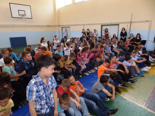 FOTO: Edukativno-zabavna predstava „Veseli zubići“