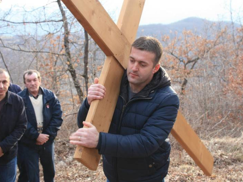 FOTO: Vlč. mr. Pero Brajko predvodio Križni put na Uzdolu