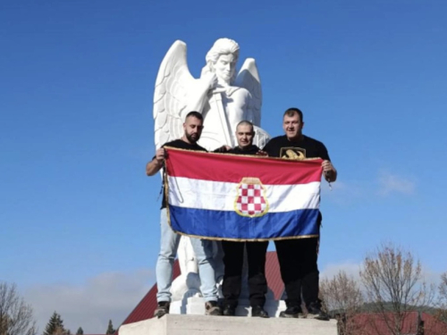 Na temeljima porušene crkve Svete Obitelji u Kupresu postavljen kip Svetog Mihovila arkanđela